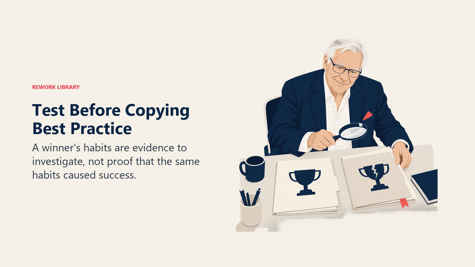 Tom Peters vergleicht mit einer Lupe intakte und defekte Trophäen als Beweismittel, bevor eine Best Practice kopiert wird