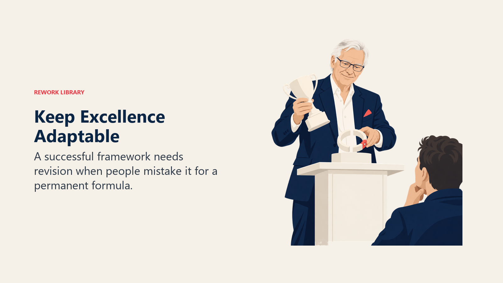 Tom Peters rückt eine Excellence-Trophäe zurecht und erklärt, warum erfolgreiche Frameworks überarbeitet werden müssen